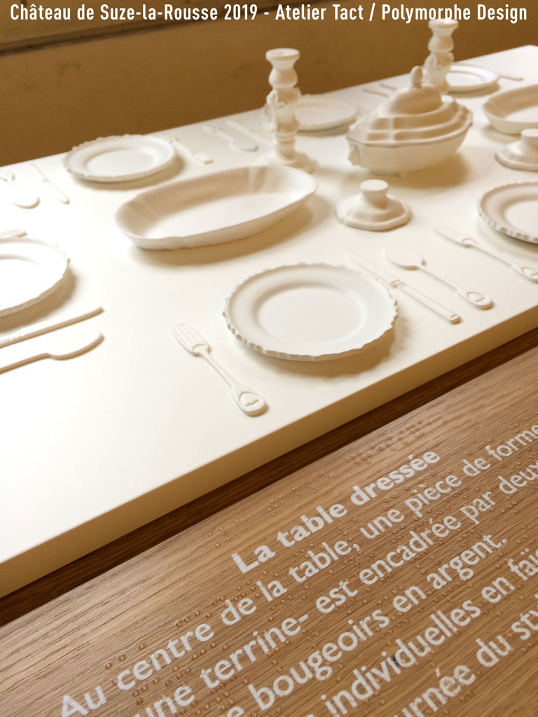 Maquette tactile et légende braille sur bois.