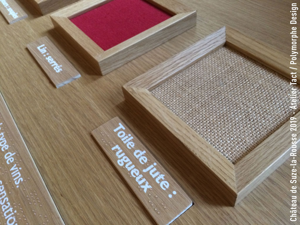Echantillons de textiles légendés en braille