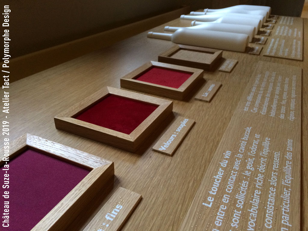 Dispositif tactile avec échantillons de matières, maquette et braille.