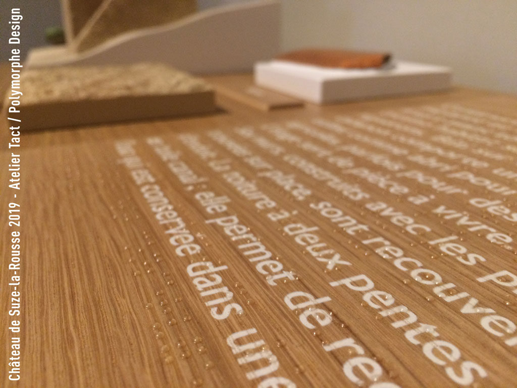 Impression braille sur bois, avec textes imprimés
