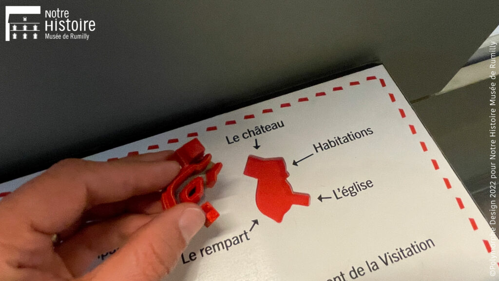 Un visiteur range une pièce de puzzle.